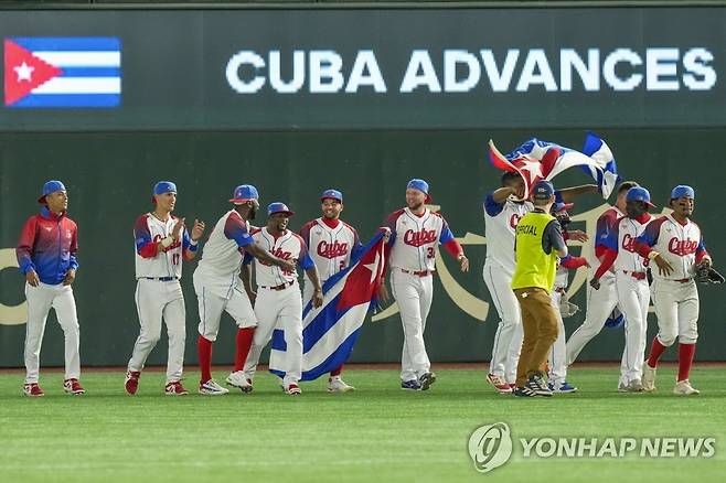 쿠바, 17년 만에 WBC 4강 진출 (도쿄 AP=연합뉴스) 쿠바 선수들이 15일 일본 도쿄돔에서 열린 2023 WBC 8강전에서 호주를 꺾은 뛰, 4강 진출을 자축하고 있다.