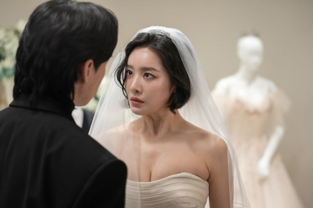 In Season 2 of Netflixs blockbuster The Gloria, the embarrassing situation continues due to the exposure of Choi Hye-jung (Cha Joo-young)s chest.Starting with the question of whether breast exposure was a necessary scene, the Aman model was damaged by the use of stand-in and CG for exposure.In Season 2 of The Gloria, Choi Hye-jungs Jeolla appears twice: once in the scene with Jeon Jae-joon (played by Park Sung-hoon) and once in the scene with Park Yeongene (played by Lim Ji-yeon).With the popularity of The Gloria, there was a question about whether Cha Joo-Young had to take off. The topic of exposure is not Cha Joo-Youngs body.In the ending credits, Hyejung Stand-in Lee Do-yeon appeared, and Cha Joo-Young wrote Stand-in and CG.In an interview, Cha Joo-young said, Yes, I did CG treatment for the part that I needed because it was the role of the chest in the character setting. Its because I dont really do it.But I cant say that I didnt take it off at all, he added. I was ready for the stand-in, the CG, and myself. Theres also a part where my body came out. Its a mixed scene.The back of the bathtub scene is a stand-in. The scene where Yeongene takes off her shirt in front of me is a mixture of my body and post-production. I thought it was a scene that was necessary enough. However, I personally felt sorry for the swollen body because it was enlarged, he explained.Lee Do-yeon, a freelance model who appeared on YouTube videos, said, Its not me. Its nothing to do with Netflix.He also posted a YouTube capture that introduced himself as Cha Joo-youngs body Stand-in and pointed out, Why did you write my photo even though there was a correction article saying it wasnt me? and warned, Distributing false information constitutes cyber defamation and is subject to criminal punishment.