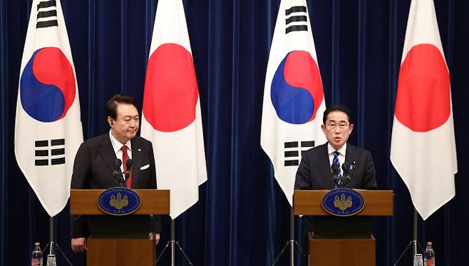 16일 오후 일본 도쿄 총리 관저에서 한일 확대 정상회담 후 열린 공동 기자회견서 양국 정상이 회담 결과를 밝혔다 (사진=연합뉴스)