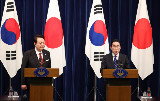 16일 오후 일본 도쿄 총리 관저에서 한일 정상회담 후 열린 공동 기자회견에서 기시다 후미오(오른쪽) 일본 총리가 발언하고 있다.(사진=연합뉴스)