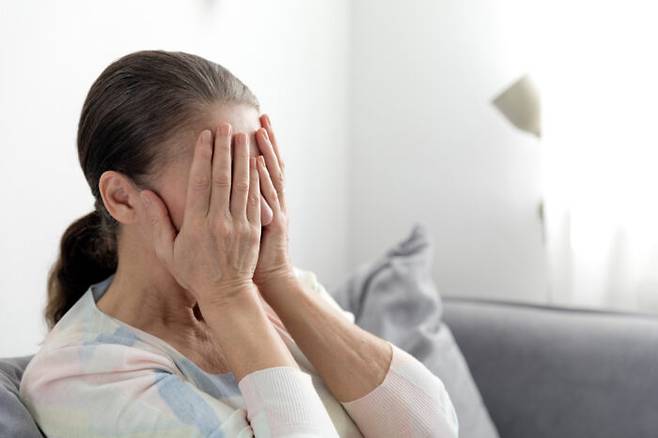 기분이 침체된 상태에서 버럭 화를 자주 낸다거나 혼자만의 시간이 많아지고 전보다 통증에 예민해졌다면 만성 우울증일 가능성이 높다. [사진=클립아트코리아]