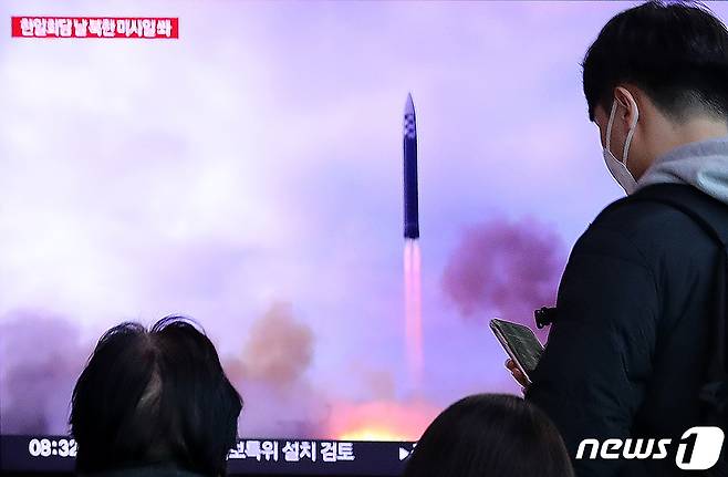 16일 서울역 대합실에서 시민들이 북한의 탄도미사일 발사 관련 뉴스를 바라보고 있다. 합동참모본부는 이날 오전 7시10분쯤 평양 순안 일대에서 동해상으로 발사한 장거리탄도미사일 1발을 포착했다고 밝혔다. 2023.3.16/뉴스1 ⓒ News1 이동해 기자
