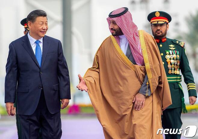 시진핑 중국 국가 주석이 8일(현지시간) 리야드에서 열린 환영식에 무함마드 빈 살만 사우디아라비아 왕세자와 참석을 하고 있다. ⓒ AFP=뉴스1 ⓒ News1 우동명 기자