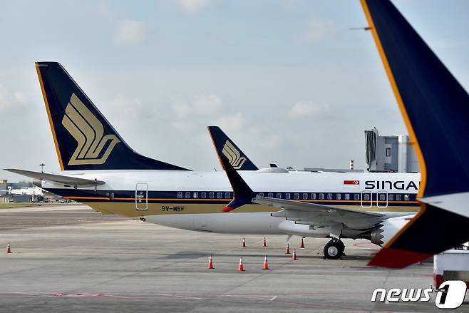 싱가포르 창이 국제공항에 서 있는 국영 싱가포르항공 여객기 모습 2021.11.16 ⓒ 로이터=뉴스1 ⓒ News1 정윤미 기자
