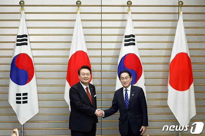 16일(현지시간) 윤석열 대통령과 기시다 후미오 일본 총리가 일본 도쿄 총리 관저에서 악수하고 있다. ⓒ 로이터=뉴스1 ⓒ News1 정윤영 기자