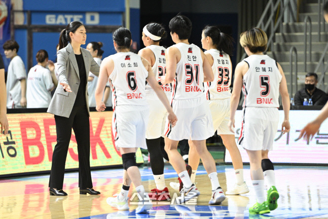 BNK 박정은 감독과 베스트5. 사진 | WKBL