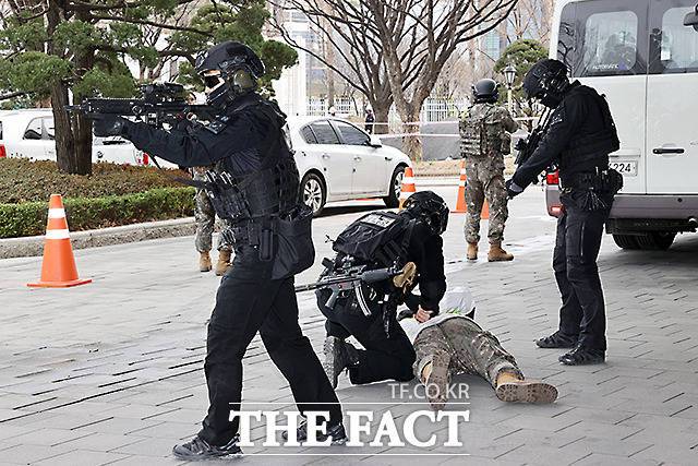 행정안전부가 16일 오후 서울 종로구 정부서울청사에서 관·경·군·소방 통합 방호 훈련을 실시한 가운데 경찰특공대가 거동수상자 제압 훈련을 하고 있다./행정안전부 제공