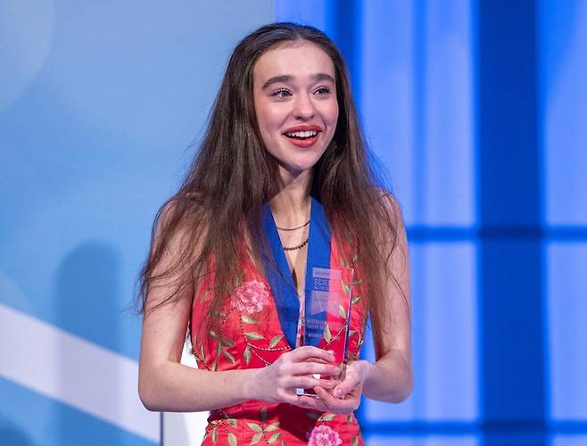 미국 버지니아주 북부 페어팩스시의 고등학생 에밀리 오카시오는 14일(현지시간) 챗GPT를 이용한 사회과학 연구로 리제네론 과학경시대회에서 2등을 차지해 상금 2억3000만원을 받았다. [사진출처 : 미국 워싱턴포스트]