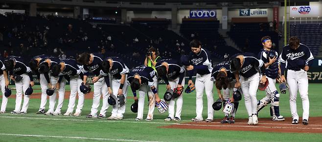 지난 13일 일본 도쿄돔에서 열린 월드 베이스볼 클래식(WBC) 2023 B조 중국전에서 한국 야구 대표팀 선수들이 콜드게임 승리를 거둔 뒤 팬들에게 인사하고 있다. /뉴시스