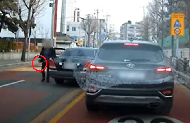 한 남성이 총을 들고 차량에서 내리고 있다. /한문철TV