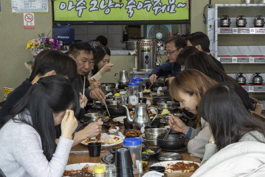 대덕구 직원들이 16일 한국타이어 대전공장 화재로 어려움을 겪는 목상동 골목상권을 돕고자 지역 식당을 찾아 점심 식사를 하고 있다. 사진=대덕구 제공