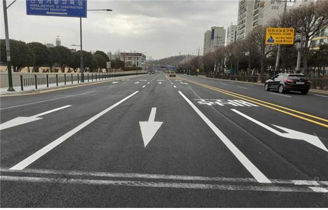 인천시는 병목현상으로 인한 상습 정체 구간인 소래로 남동구청사거리~만수사거리 건설기술교육원 앞 도로를 7차로로 확장해 지난 8일 임시 개통했다.