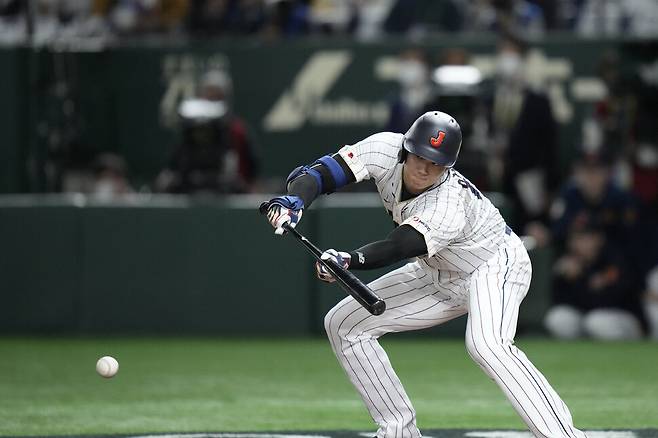 오타니 쇼헤이(일본)가 16일 일본 도쿄돔에서 열린 2023 세계야구클래식(WBC) 2라운드 8강전 이탈리아와 경기에서 3회말 기습 번트를 대고 있다. 도쿄/AP 연합뉴스