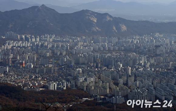 서울 북한산에서 바라본 서울 아파트 전경. [사진=김성진 기자]