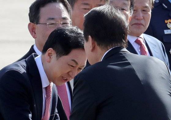 한일 정상회담 참석차 일본 순방에 나선 윤석열 대통령(오른쪽)이 16일 오전 경기 성남 서울공항에서 김기현 국민의힘 대표와 인사하고 있다. 연합뉴스