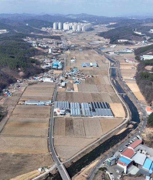 반도체 국가산단 지정된 용인시 남사읍 일대. 북쪽으로 남사지구의 아파트 단지가 보인다. 사진=한경DB