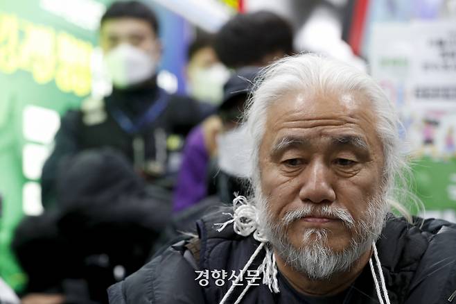 박경석 전국장애인차별철폐연대 상임공동대표가 20일 서울 종로구 혜회역 승강장에서 열린 ‘장애인 권리 예산 확보를 위한 선전전’ 및 경찰 조사 출석 관련 입장발표 기자회견에서 생각에 잠겨 있다. 문재원 기자