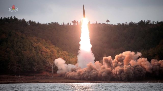 북한이 지난 14일 황해남도 장연군 일대에서 지대지 전술탄도미사일 2발을 사격하는 장면. 북한은 이틀만인 16일 또 탄도미사일을 동해상으로 발사했다. 조선중앙TV 화면
