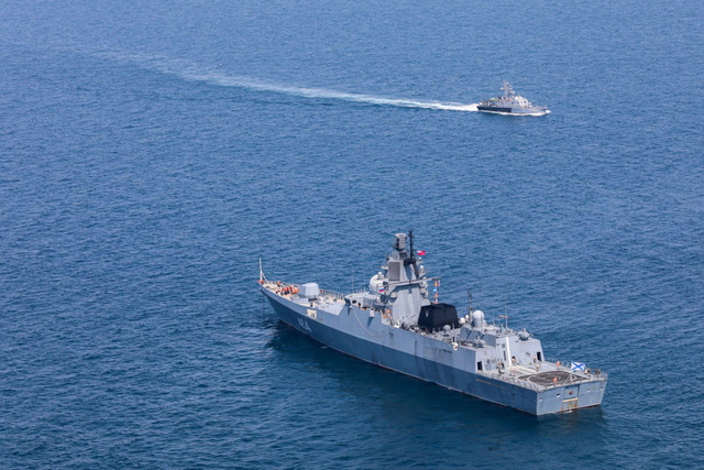 러시아 군함이 15일(현지시간) 중국 러시아 이란의 합동 해상 군사 훈련이 실시되는 아라비아해 오만만에 도착한 모습. EPA연합뉴스