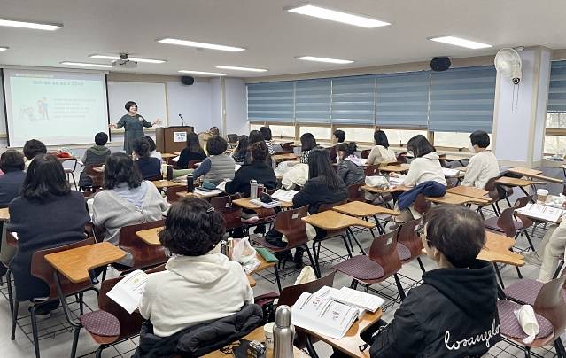 보육교사 지망생들이 경기북부 보육교사교육원 강의실에서 교육 받고 있다. 경기북부 보육교사교육원 제공