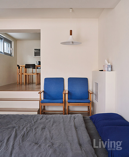 덴마크의 빈티지 아이템으로 꾸민 게스트 룸. 정면에 놓인 파란색 의자는 뵈르게 모겐센이 디자인했다.
