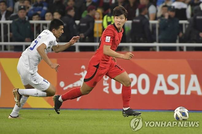 우즈베키스탄과 경기에서 드리블하는 김희승(오른쪽)