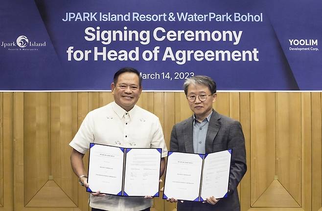 (왼쪽부터) 저스틴 위 회장과 유시영 회장이 ‘J파크 Island Resort & Water Park Bohol’ HOA 체결식에서 기념사진을 찍고 있다. [사진 = 유림개발]