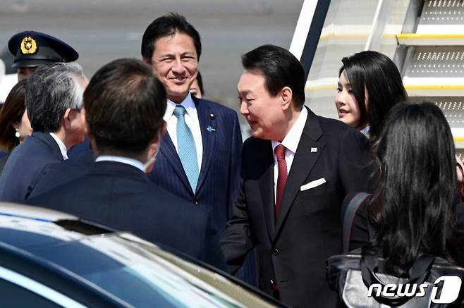 한일 정상회담 참석을 위해 16일 일본 도쿄 국제공항에 도착한 윤석열 대통령과 부인 김건희 여사가 대통령 전용기에서 내려 인사를 나누고 있다. /AFPBBNews=뉴스1