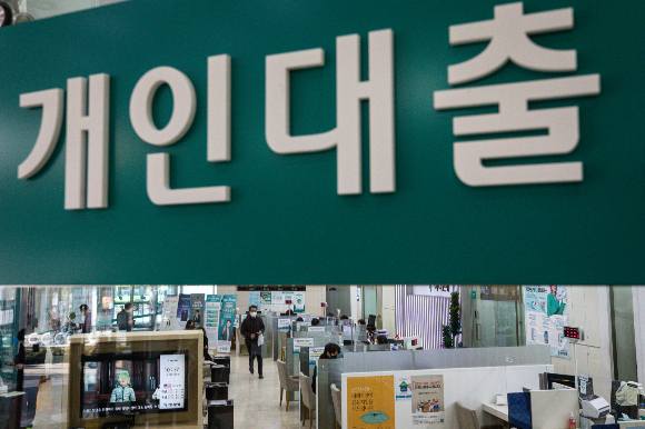서울시내 한 은행 영업점을 찾은 고객들이 상담을 받고 있다./사진=뉴스1