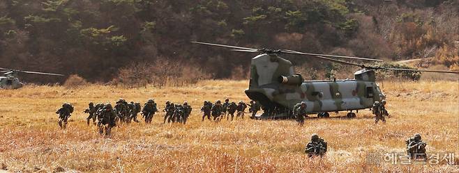 13일부터 17일까지 전남 장성 일대에서 2023 FS/TIGER 연습의 일환으로 대규모 공정·공중강습훈련을 실시 중인 육군2신속대응사단 장병들이 CH-47 헬기(시누크)에서 이탈하여 목표지점으로 신속히 이동하고 있다. 육군제공
