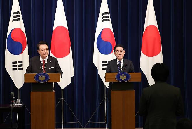 윤석열 대통령과 기시다 후미오 일본 총리가 16일 오후 일본 도쿄 총리 관저에서 열린 공동 기자회견에서 보도진 질의를 듣고 있다. [연합]