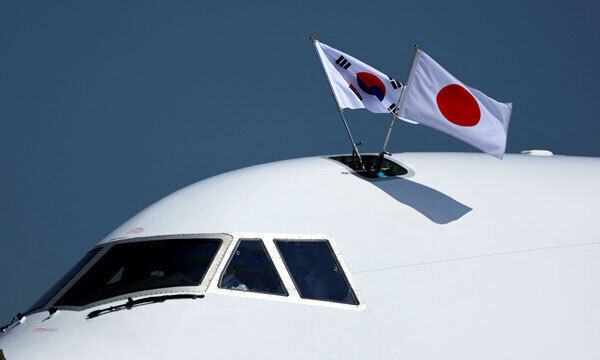 태극기·일장기 나란히 도쿄 하네다국제공항에 16일 착륙한 대한민국 공군 1호기에 한국과 일본 국기가 나란히 게양되어 있다. 도쿄=로이터연합뉴스