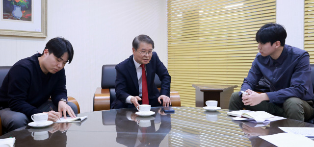 이정식 고용노동부 장관이 15일 근로시간 제도 개편에 대한 의견을 수렴하기 위해 서울고용노동청에서 '새로고침 노동자협의회' 소속 노조를 만나 긴급 면담을 하고 있다. 연합뉴스