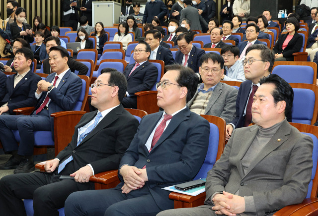 주호영(앞줄 왼쪽부터) 국민의힘 원내대표와 송언석 원내수석부대표, 장동혁 원내대변인 등 참석의원들이 16일 국회에서 열린 정책의원총회에서 김기현 대표의 발언을 듣고 있다. 연합뉴스