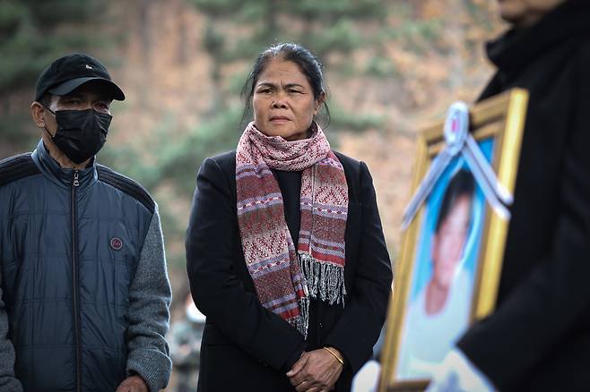 3월15일 서울시립승화원에서 분추 씨의 아내 마리 씨(가운데)가 운구를 기다리고 있다. ⓒ시사IN 신선영