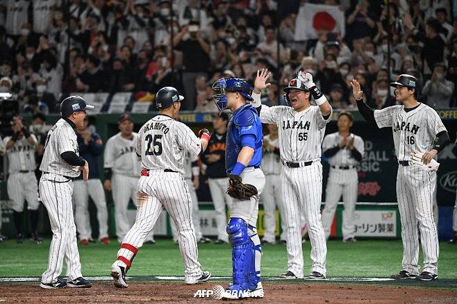 오카모토(왼쪽에서 두 번째)가 16일 이탈리아와 2023 WBC 8강전에서 3회 3점 홈런을 친 뒤 동료들과 기쁨을 나누고 있다. /AFPBBNews=뉴스1