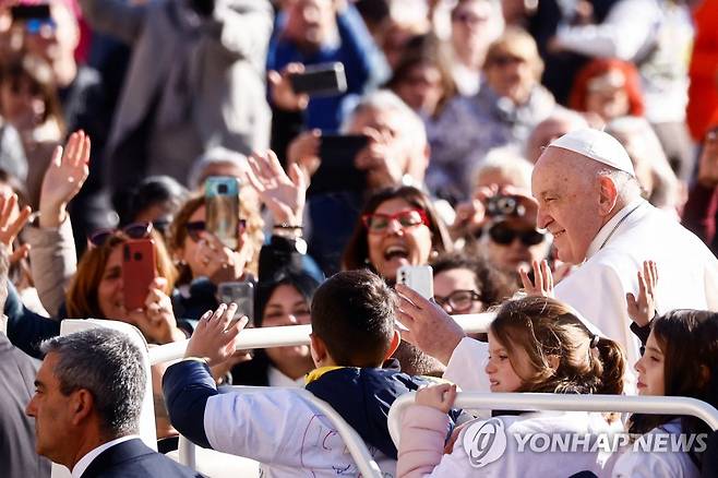 프란치스코 교황 (바티칸 로이터=연합뉴스) 프란치스코 교황이 15일(현지시간) 바티칸 성 베드로 광장에 모인 사람들에게 인사하고 있다. 2023.03.15 photo@yna.co.kr