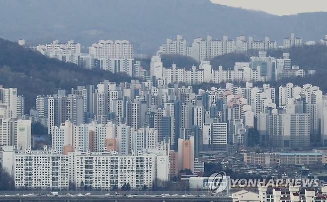 지난달 서울 아파트 거래량 2천건 넘어 (서울=연합뉴스) 이재희 기자 = 15일 서울부동산정보광장에 따르면 이날 기준 서울 아파트 거래 신고건수(계약일 기준)는 총 2천166건으로 2021년 10월(2천198건) 이후 1년 4개월 만에 처음으로 월 거래량 2천 건을 돌파했다. 사진은 이날 서울 남산에서 바라본 아파트 단지의 모습. 2023.3.15 scape@yna.co.kr