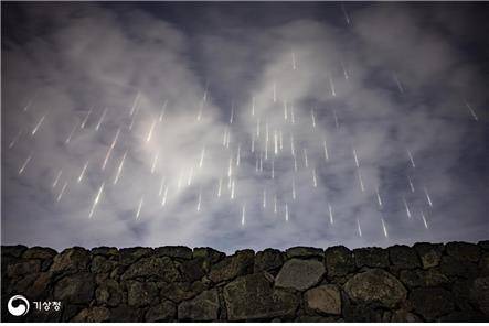 제40회 기상기후 사진·영상 공모전에서 대상을 받은 유석주 씨의 '성벽을 향해 날아드는 불화살'. [기상청 제공. 재판매 및 DB금지]