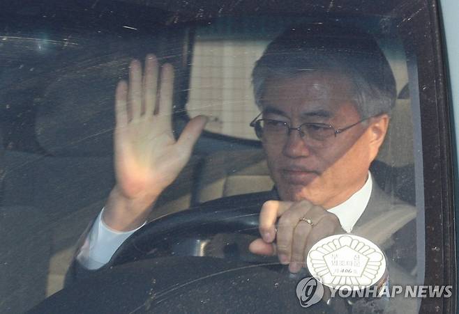 사저 떠나는 문재인 전 비서실장 2009년 5월 1일 당시 문재인 변호사가 경남 김해시 봉하마을 노 전 대통령 사저를 떠나고 있다. [연합뉴스 자료사진]