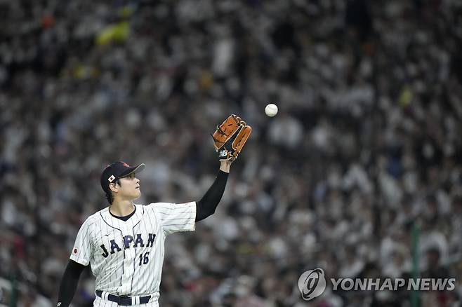 도쿄돔에 가득 찬 관중 앞에서 WBC 8강 선발 투수로 나선 오타니 [AP=연합뉴스]