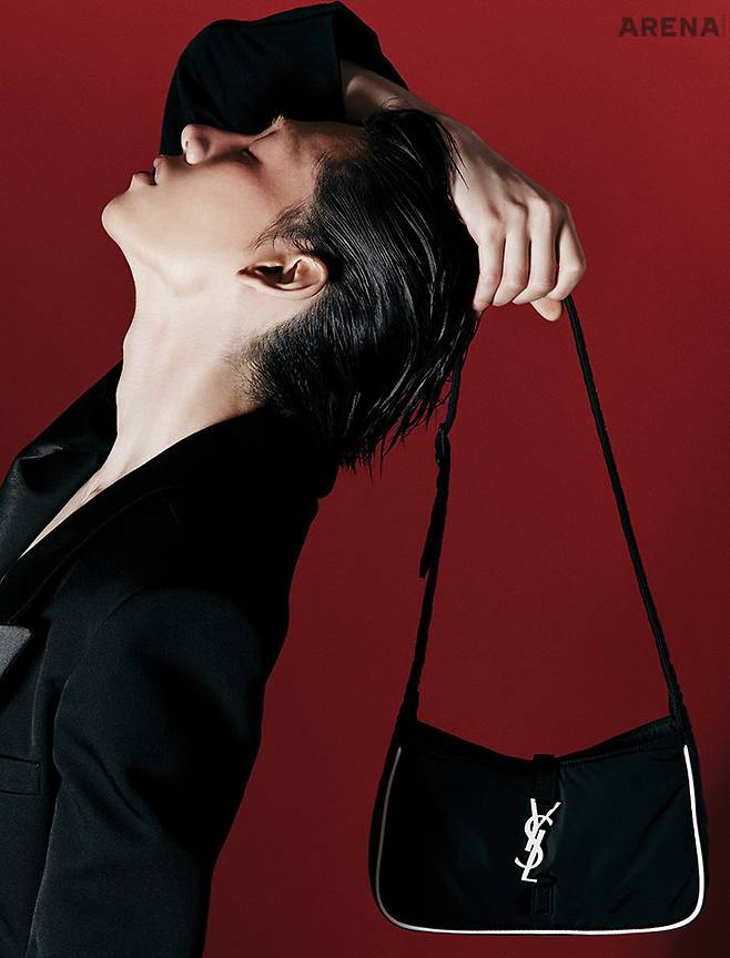 재킷·블랙 나일론 크로스백 모두 가격미정 생 로랑 by 안토니 바카렐로 제품.
