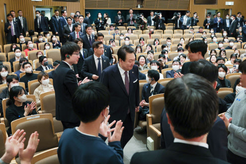 일본을 방문 중인 윤석열 대통령이 17일 도쿄 게이오대에서 열린 한일 미래세대 강연에 입장하고 있다.(사진=연합뉴스)