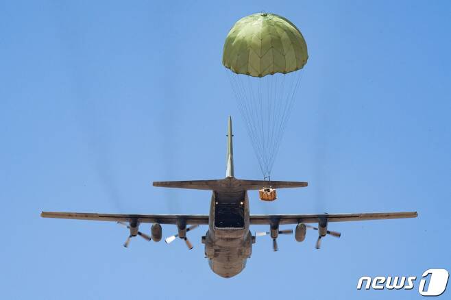 (서울=뉴스1) 이동원 기자 = 공군은 지난 달 26일부터 아랍에미리트(UAE) 아부다비의 알 다프라 기지에서 UAE 공군사령부가 주관하는 다국적 연합훈련인 '2023년 데저트 플래그(Desert Flag) 훈련'에 참가했다고 17일 밝혔다. 공군 C-130 수송기가 작전지역에 화물을 투하하고 있다. (공군 제공) 2023.3.17/뉴스1