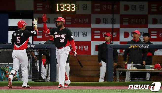 15일 오후 서울 구로구 고척스카이돔에서 열린 2023 한국프로야구(KBO) KIA 타이거즈와 키움 히어로즈의 시범경기, 3회초 2사 주자없는 상황 KIA 김도영이 선취 솔로홈런을 쏘아올린 뒤 팀원들에게 축하를 받고 있다. 2023.3.15/뉴스1 ⓒ News1 이동해 기자