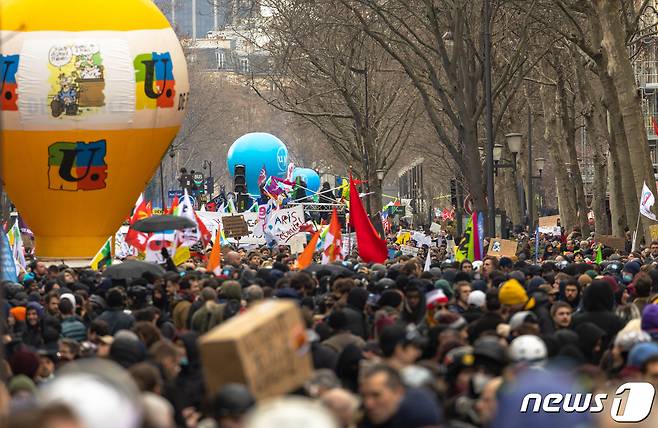 7일(현지시간) 오후 프랑스 파리에서 마크롱 정부가 추진하는 연금 개혁 반대하는 대규모 집회가 열려 시민들이 가두 시위를 벌이고 있다. 2023.3.8/뉴스1 ⓒ News1 이준성 기자