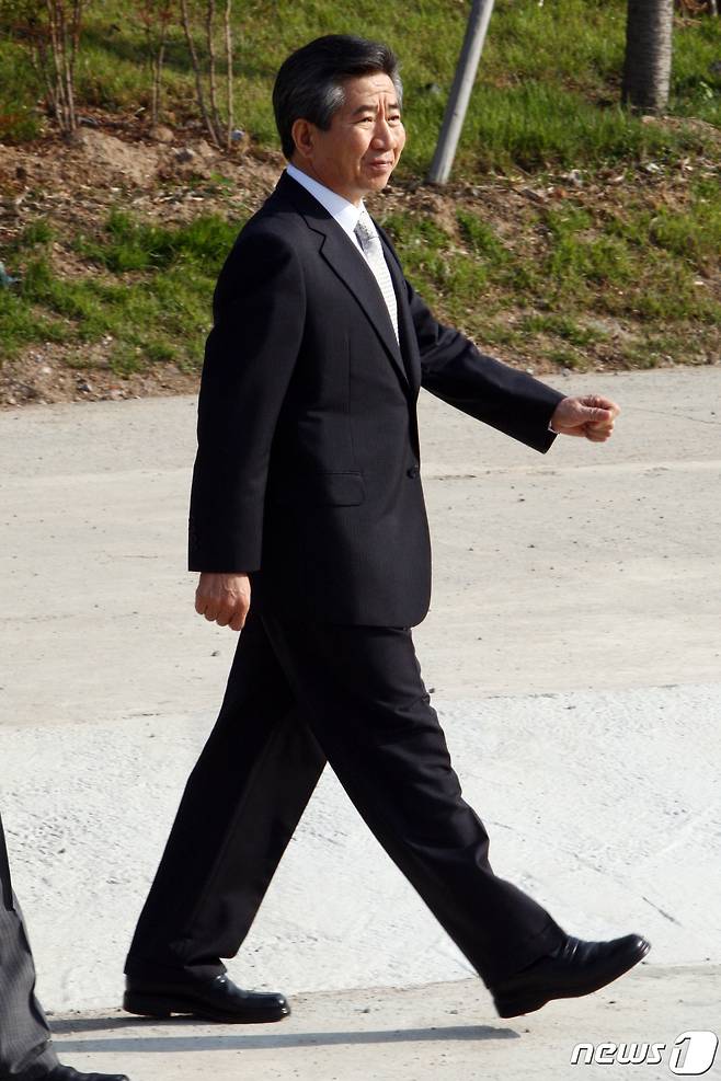 2009년 4월 30일 노무현 전 대통령이 검찰 소환 조사를 받기 위해 경남 김해시 봉하마을 사저를 나서고 있다. (머니투데이 제공)2023.3.17/뉴스1