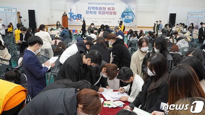 경북도는 17일 외국인 대학교 유학생들에게 일자리 제공을 위한 취업박람회를 대구대학교 실내체육관에서 개최했다.