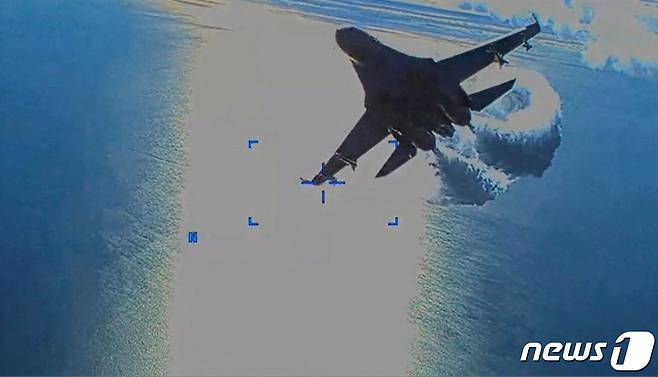 미 유럽사령부는 16일(현지시간) 러시아 수호이-27 전투기가 2023년 3월14일 흑해 상공을 비행하고 있는 미 공군의 MQ-9 '리퍼' 드론에 접근하면서 연료를 뿌리고 있는 영상을 공개했다. ⓒ 로이터=뉴스1 ⓒ News1 김현 특파원
