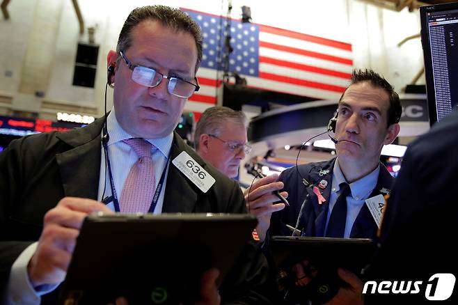 미국 뉴욕증권거래소(NYSE)에서 트레이더들이 업무를 보고 있다. ⓒ 로이터=뉴스1